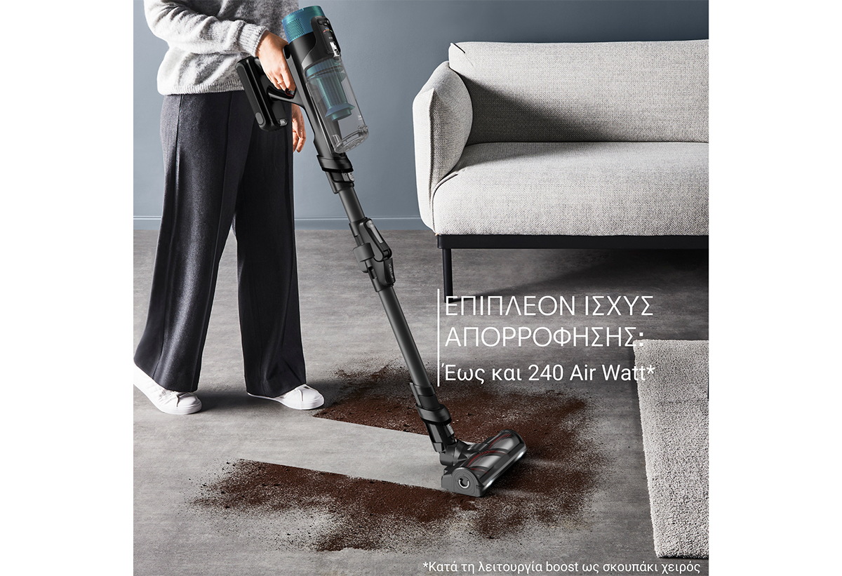 Απεικονίζεται η σκούπα να καθαρίζει αποτελεσματικά ένα πάτωμα γεμάτο ψίχουλα.